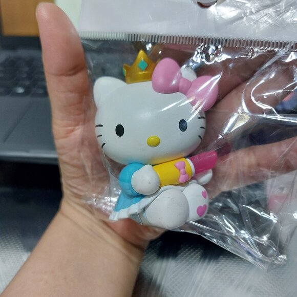 POP MART Super Cute Rare Hello Kitty Toy Figurine Decor - Picture 6 of 6